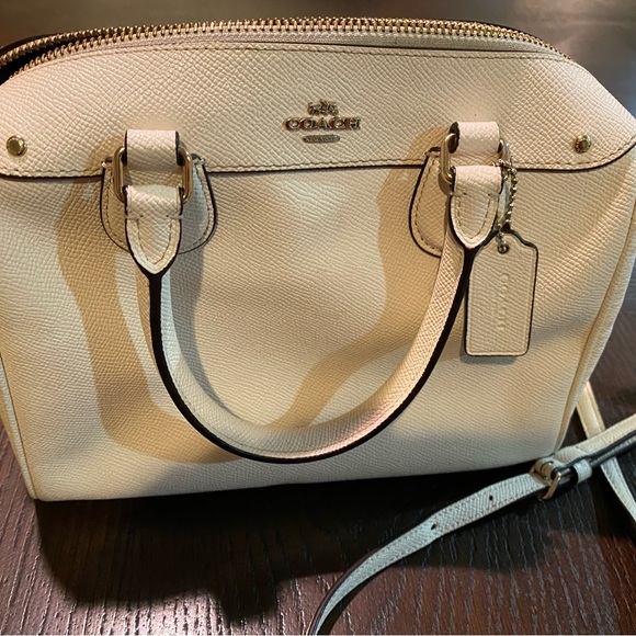 White coach purse. - Picture 2 of 8
